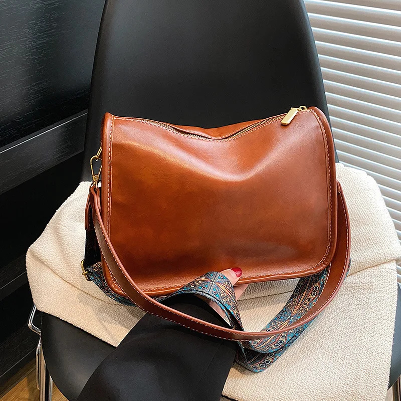 Новая модная нишевая дизайнерская сумка из мягкой кожи 2023 осенняя масляно-восковая кожаная сумка большой емкости в западном стиле на одно плечо женская сумка Изображение 1